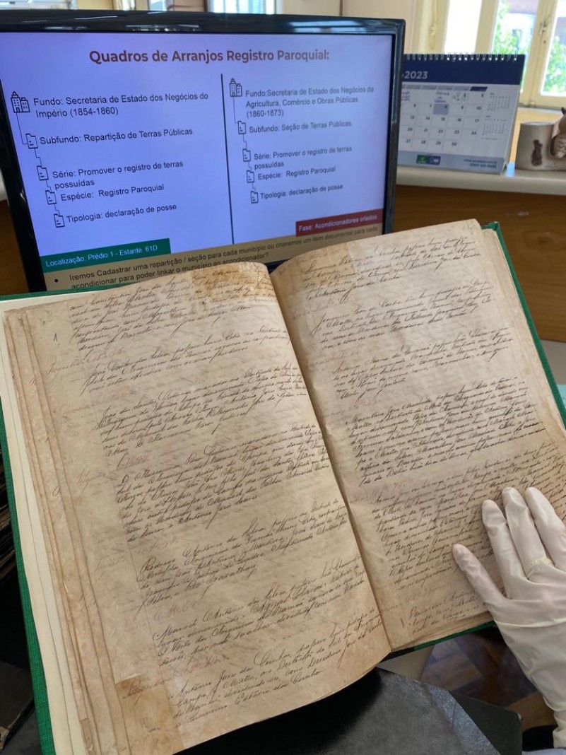 Um dos livros que compõem a documentação dos Registros Paroquiais de Terras