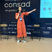 Jaqueline Mercedes apresentando seu trabalho sobre automação no CONSAD 2024