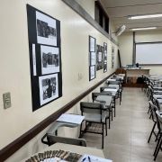 Sala organizada com cartazes sobre a história dos presos políticos tratados na oficina de Ditadura Militar