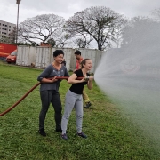 Givaneide Farias e Clarissa Sommer na capacitação sobre combate a princípios de incêndio, parte prática.