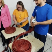 Carla Segatto e Caiê Lima aprendendo a utlizar as mangueiras para combate a prinícipios. 