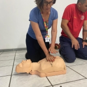 Maria Cristina Kneipp Fernandes praticando os aprendizados sobre primeiros socorros.