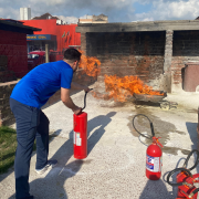 Caiê Lima combatendo foco de incêndio em atividade prática na Academia do Bombeiro Militar em Porto Alegre.