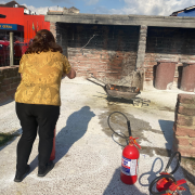 Janice Oliveira aprendendo a utilizar e manusear corretamente os extintores de incêndio.