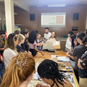 Servidores e estagiários sendo capacitados pela equipe técnica do APHRC