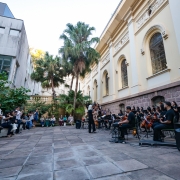 Público aprecia apresentação da Orquestra Villa-Lobos