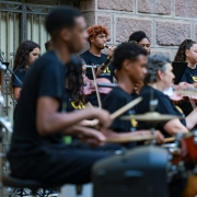 Destaque dos músicos da Orquestra Villa-Lobos em apresentação no jardim do APERS.