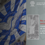 À esquerda, há a capa de um livro com fundo escuro. O título, em letras vermelhas e brancas, diz:
"No refluxo dos retornados: Custódio Joaquim de Almeida, o príncipe africano de Porto Alegre".
Abaixo do título, aparecem os nomes dos autores: "Jovani de Souza Scherer" e "Rodrigo de Azevedo Welmer".
A capa também exibe uma fotografia em preto e branco de um homem usando vestimentas tradicionais africanas.
No canto superior esquerdo, há dois logotipos: um com a sigla "APERS" e outro com os dizeres "Honra Pagodeira".

À direita, há uma bandeira azul e branca com várias datas inscritas, como 1941, 1942, 1943, entre outras.
Sobre a bandeira, está escrito:
"Príncipe Custódio como inspiração: tema enredo da Portela e de livro do APERS".